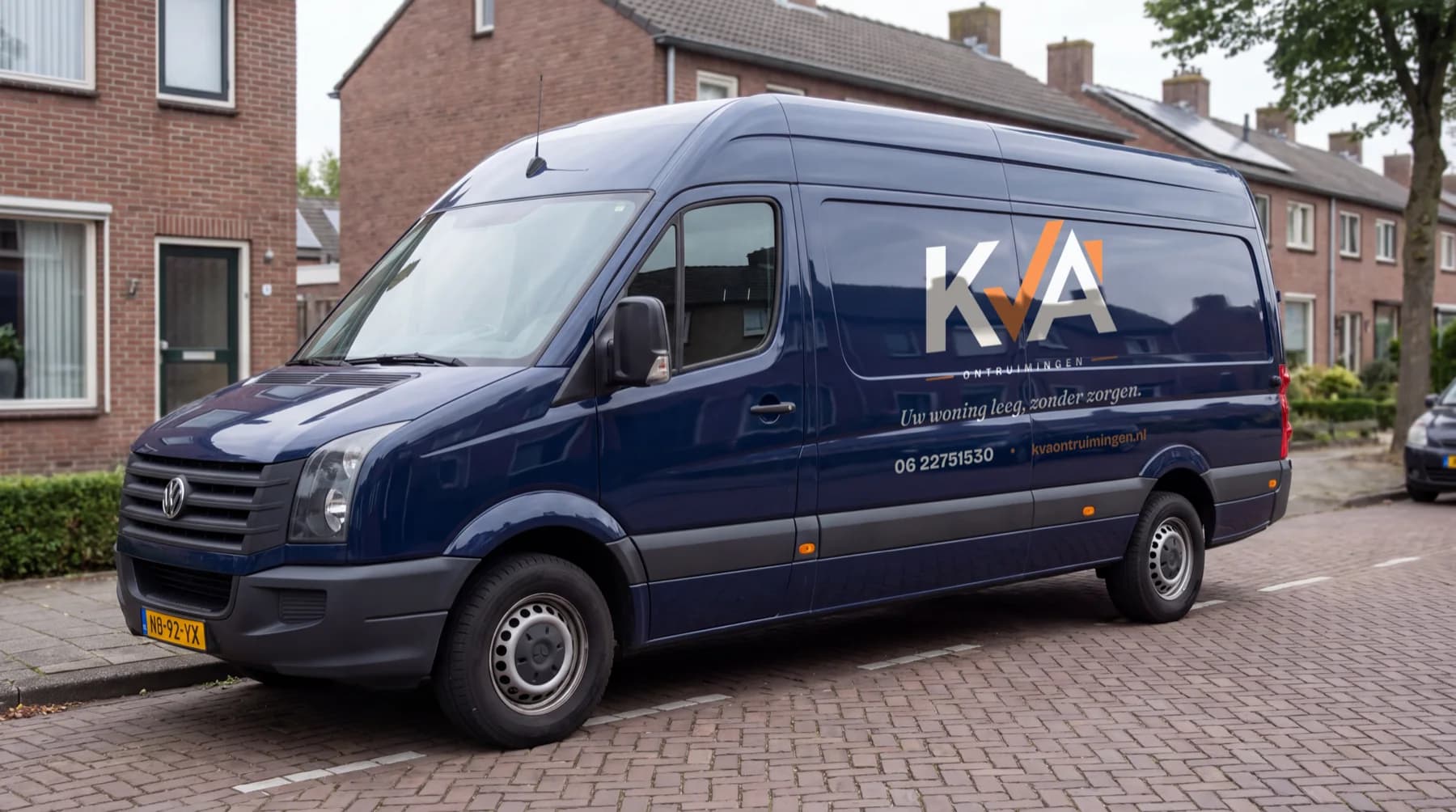 De bedrijfsbus van KVA Ontruimingen met belettering in een woonstraat, klaar voor een ontruiming in Eindhoven