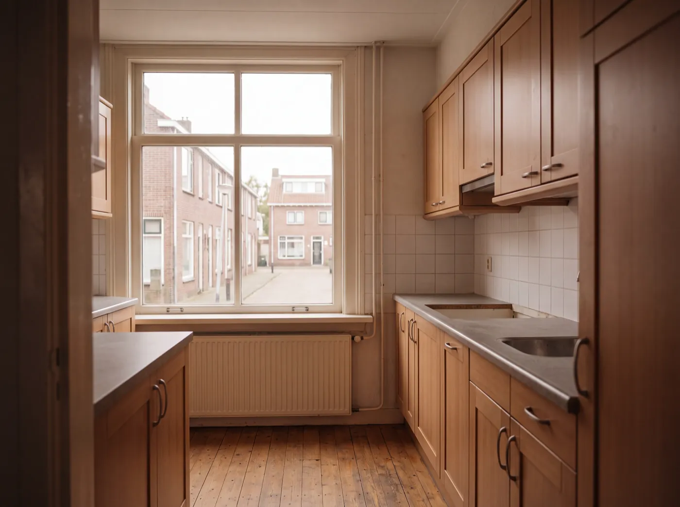 Lege, schoongemaakte keuken in een Nederlandse woning na een ontruiming