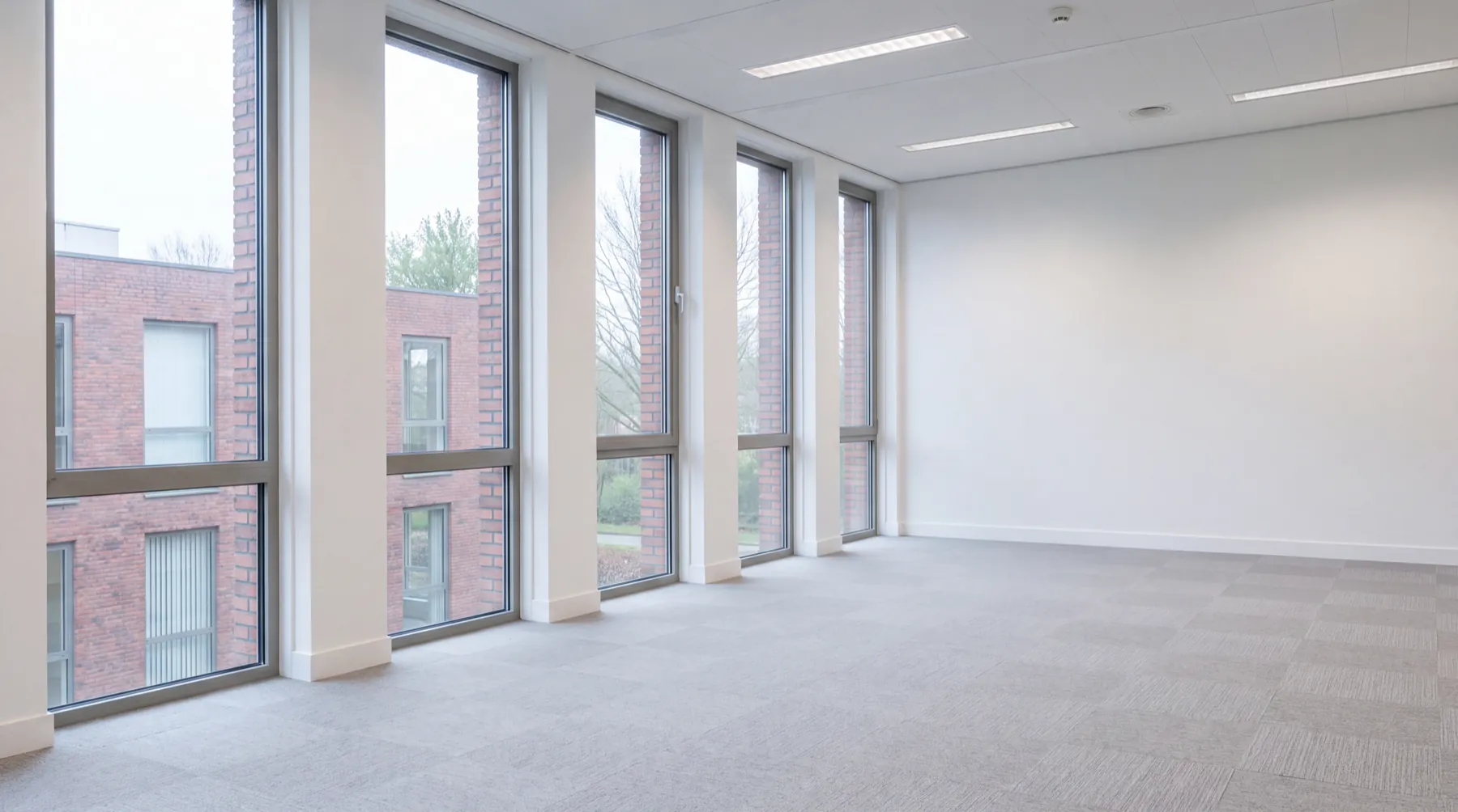 Leeg opgeleverde kantoorruimte met daglicht, klaar voor de nieuwe huurder
